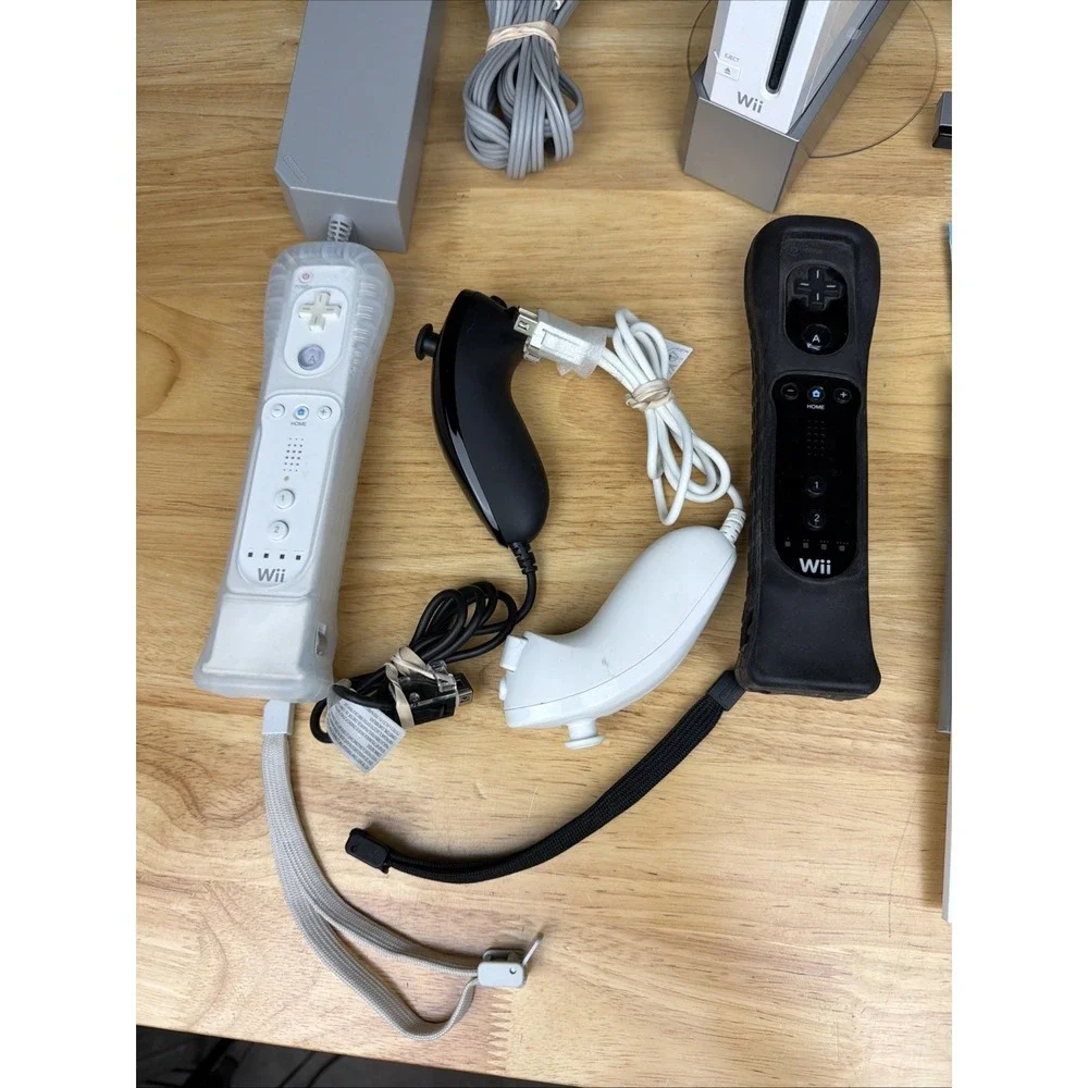 Nintendo Wii Sports Bundle, 2 Controllers + Nunchuck + 6 Games Lot (TESTED)